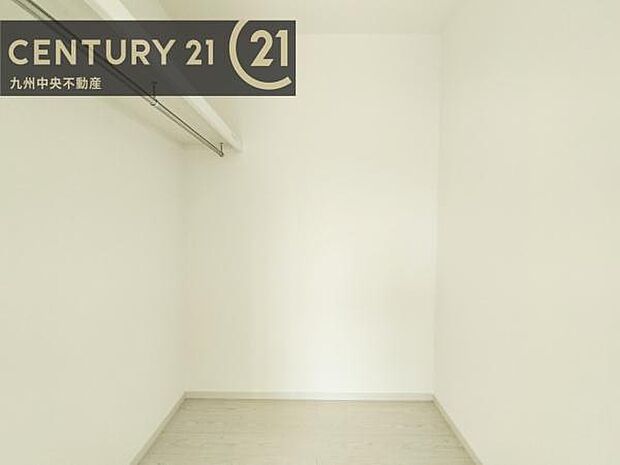 【ウォークインクローゼット】大型収納で片付け安心、生活にゆとりができ、お部屋もスッキリします。