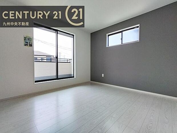 【洋室】開放的なバルコニーに面したお部屋。採光良好な快適空間です。