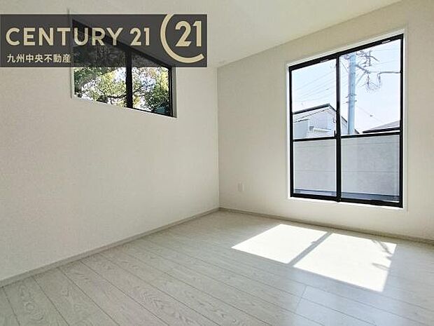 【洋室】開放的なバルコニーに面したお部屋。採光良好な快適空間です。