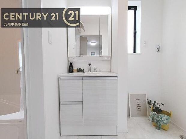 【洗面所】広々とした洗面スペースで朝時間も快適に。鏡の両サイドは、必要なものを取り出しやすく、大きな鏡面で朝の準備もスムーズに。