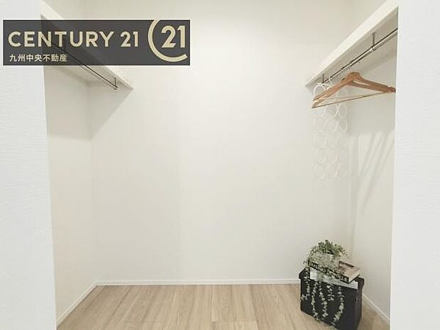 【ウォークインクローゼット】大型収納で片付け安心、生活にゆとりができ、お部屋もスッキリします。