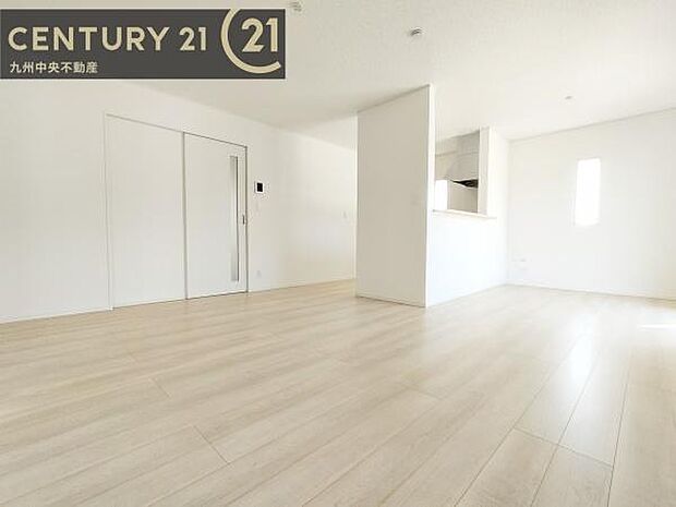 【リビング】ご家族みんながゆったり寛げる開放感たっぷりのリビング。広々としたリビングでは家具選びも楽しみの一つになりますね。