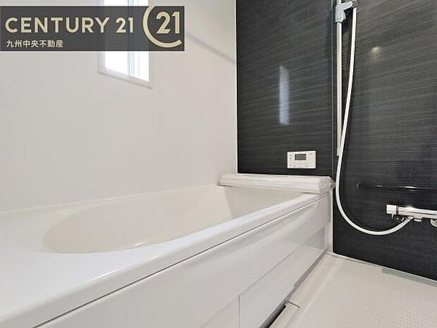 【ユニットバス】浴室暖房乾燥機付きで雨の日が多い梅雨の時期も安心です。また、冬のヒートショック対策としても活躍します。