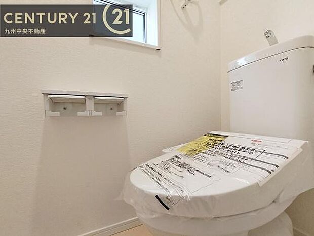 【トイレ】汚れてもサッとひと拭きでお手入れ簡単、エコ仕様の温水洗浄便座付きのトイレです。バリアフリーにも配慮しています。