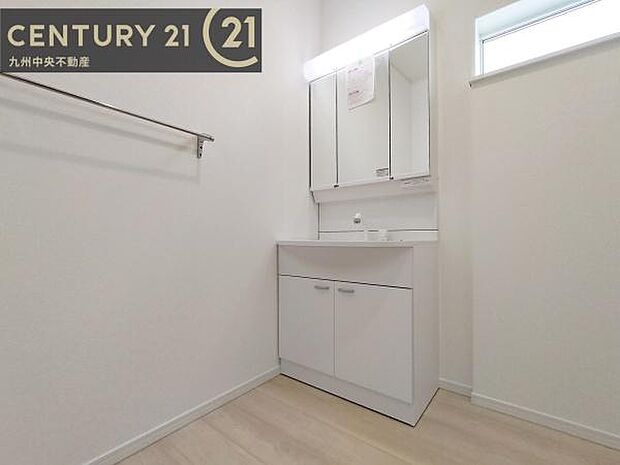 【洗面所】広々とした洗面スペースで朝時間も快適に。鏡の両サイドは、必要なものを取り出しやすく、大きな鏡面で朝の準備もスムーズに。