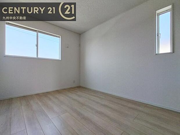 【洋室】家族一人ひとりの大切なプライベート空間。趣味に合わせて使って頂けるようシンプルに仕上げてあります。