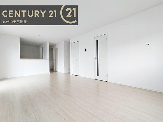 【リビング】ご家族みんながゆったり寛げる開放感たっぷりのリビング。広々としたリビングでは家具選びも楽しみの一つになりますね。