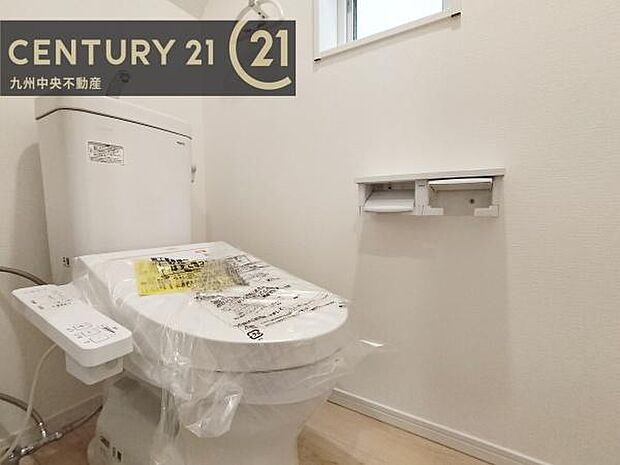 【トイレ】汚れてもサッとひと拭きでお手入れ簡単、エコ仕様の温水洗浄便座付きのトイレです。バリアフリーにも配慮しています。