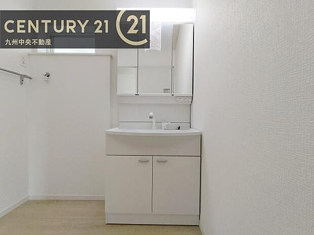 【洗面所】ゆとりの洗面スペースで朝の身支度も快適スムーズに。