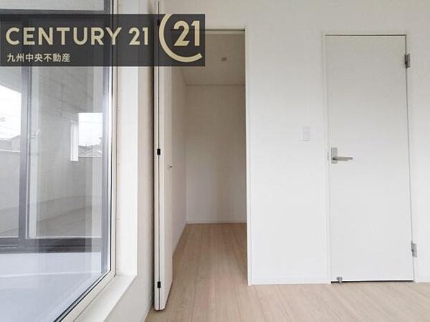 【ウォークインクローゼット】大型収納で片付け安心、生活にゆとりができ、お部屋もスッキリします。