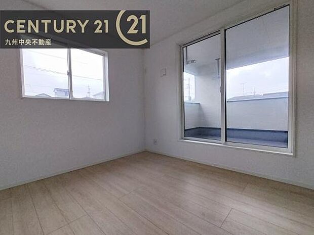 【洋室】開放的なバルコニーに面したお部屋。採光良好な快適空間です。