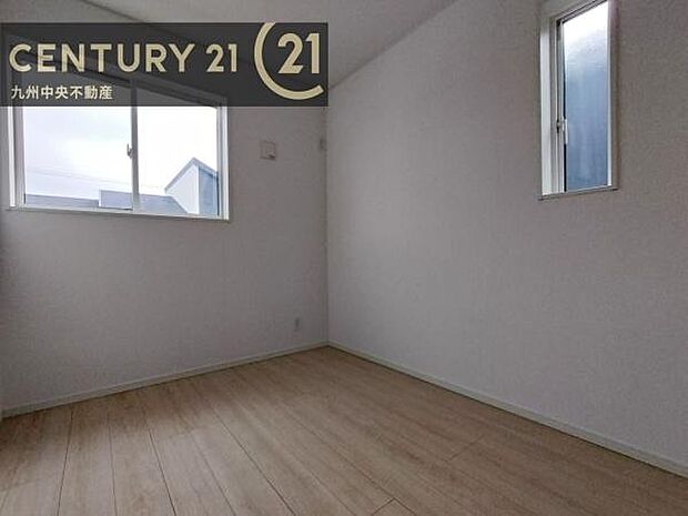 【洋室】家族一人ひとりの大切なプライベート空間。趣味に合わせて使って頂けるようシンプルに仕上げてあります。