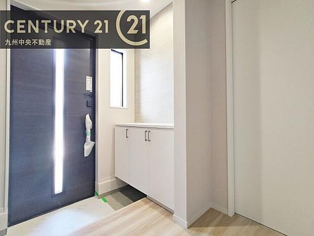 【玄関】玄関をスッキリに見せるために、シューズボックスを設置しました。オシャレは足元から。