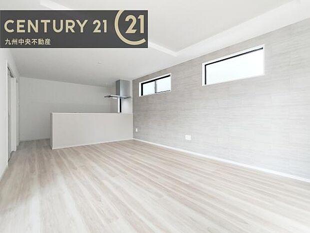 【リビング】暖かな光が包み込んでくれるLDKは家族みんなが自然と集まる場所。快適でゆったり寛げる空間です。