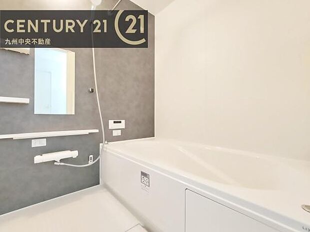 【ユニットバス】浴室暖房乾燥機付きで雨の日が多い梅雨の時期も安心です。また、冬のヒートショック対策としても活躍します。