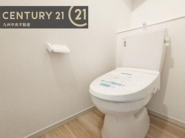 【トイレ】汚れてもサッとひと拭きでお手入れ簡単、エコ仕様の温水洗浄便座付きのトイレです。バリアフリーにも配慮しています。