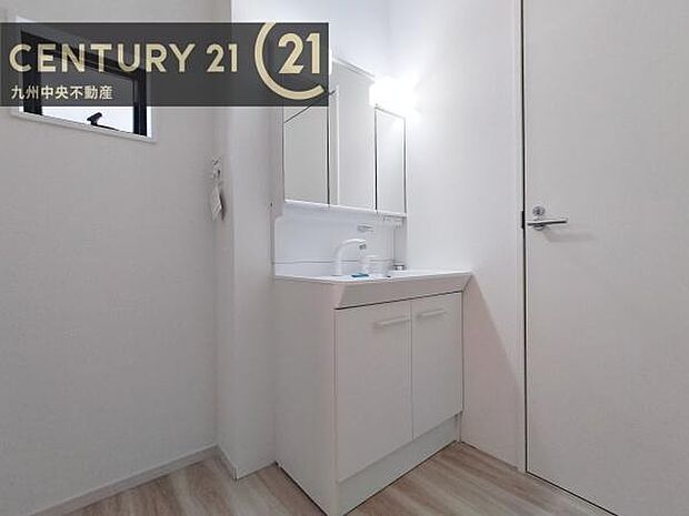 【洗面所】広々とした洗面スペースで朝時間も快適に。鏡の両サイドは、必要なものを取り出しやすく、大きな鏡面で朝の準備もスムーズに。