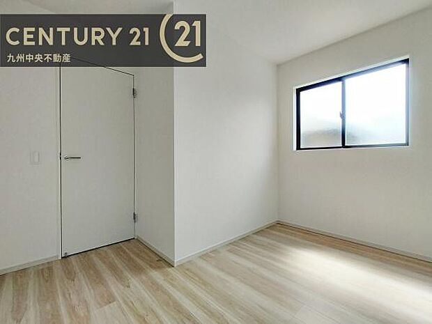 【洋室】家族一人ひとりの大切なプライベート空間。趣味に合わせて使って頂けるようシンプルに仕上げてあります。