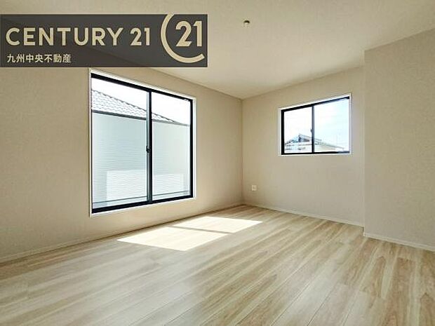 【洋室】開放的なバルコニーに面したお部屋。採光良好な快適空間です。