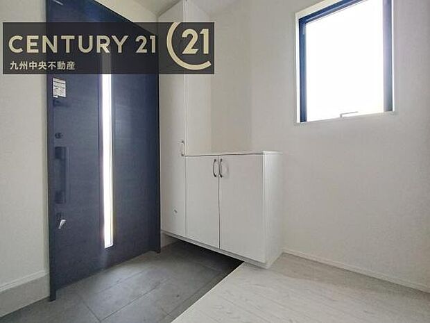 【玄関】玄関をスッキリに見せるために、シューズボックスを設置しました。オシャレは足元から。