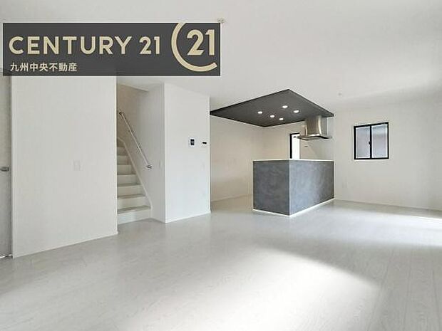 【リビング】ご家族みんながゆったり寛げる開放感たっぷりのリビング。広々としたリビングでは家具選びも楽しみの一つになりますね。