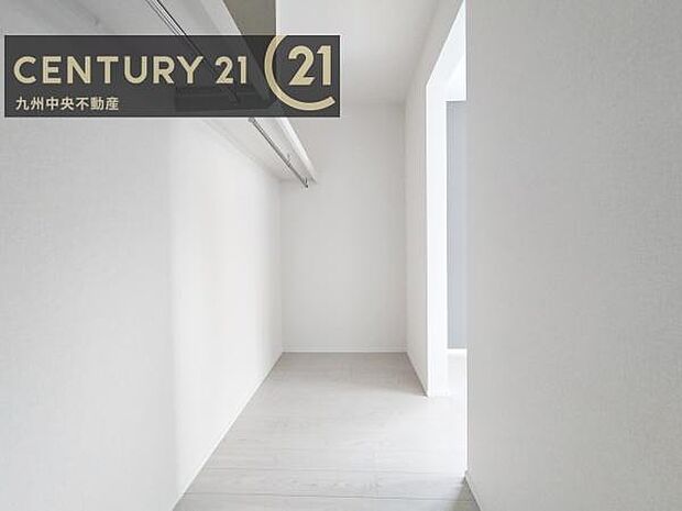 【ウォークインクローゼット】大型収納で片付け安心、生活にゆとりができ、お部屋もスッキリします。