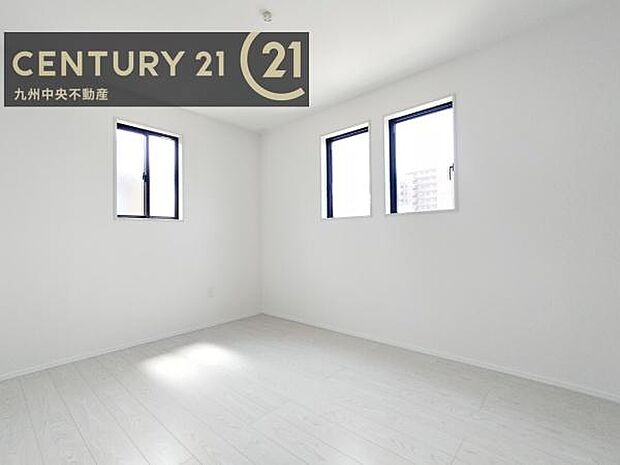 【洋室】2面採光を確保したお部屋。爽やかな風を感じて起きる朝は、快適生活の始まりに。