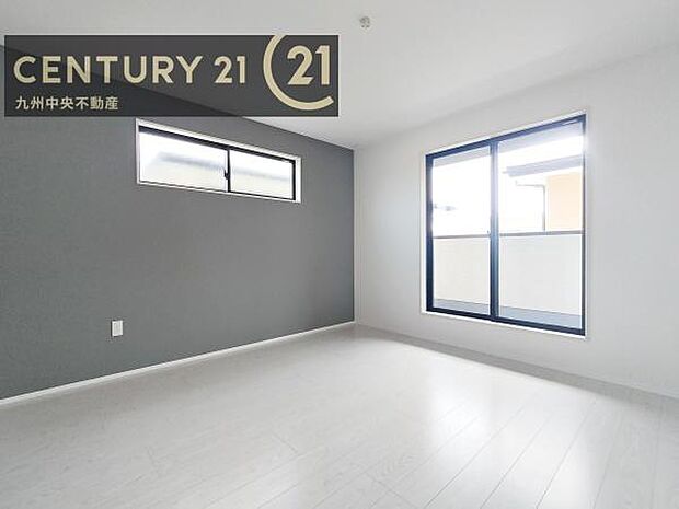 【洋室】開放的なバルコニーに面したお部屋。採光良好な快適空間です。