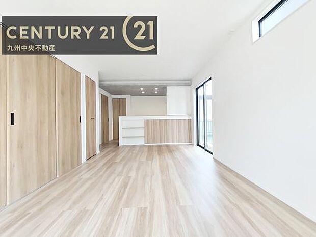 【リビング】ご家族みんながゆったり寛げる開放感たっぷりのリビング。広々としたリビングでは家具選びも楽しみの一つになりますね。