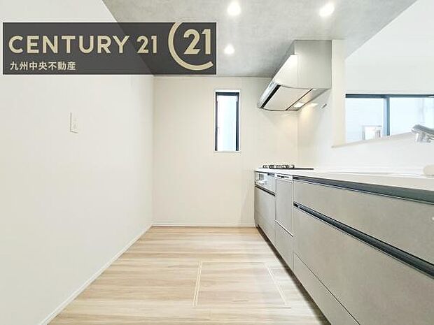 【キッチン】家族との会話を楽しみながら、お子様を見守りながら、お料理をすることができます。