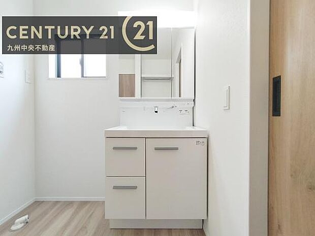 【洗面所】ゆとりの洗面スペースで朝の身支度も快適スムーズに。