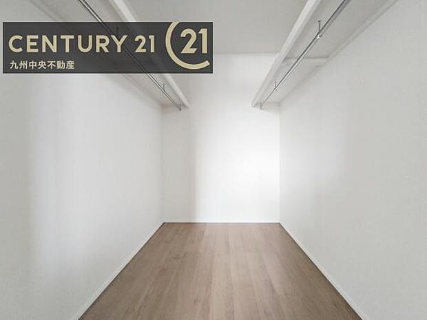 【ウォークインクローゼット】大型収納で片付け安心、生活にゆとりができ、お部屋もスッキリします。