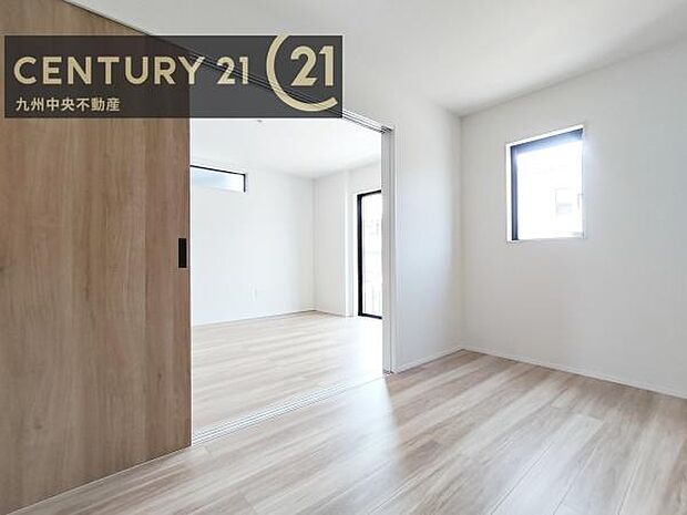 【洋室】家族一人ひとりの大切なプライベート空間。趣味に合わせて使って頂けるようシンプルに仕上げてあります。