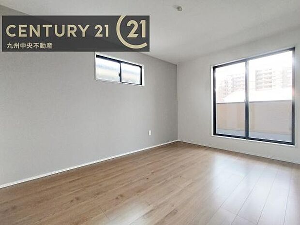 【洋室】開放的なバルコニーに面したお部屋。採光良好な快適空間です。