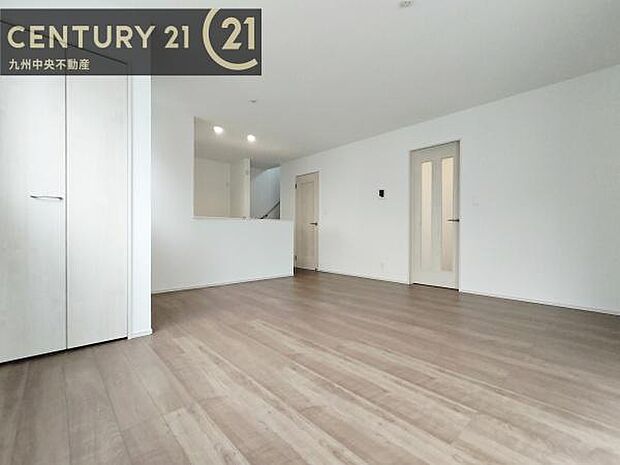 【リビング】暖かな光が包み込んでくれるLDＫは家族みんなが自然と集まってくる場所。快適でゆったり寛げる空間となっています。