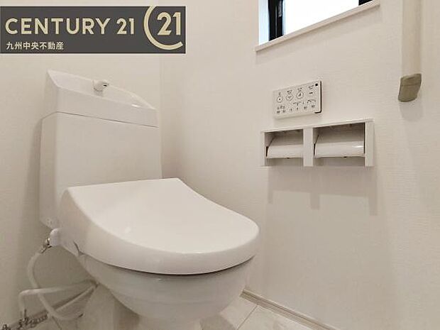 【トイレ】汚れてもサッとひと拭きでお手入れ簡単、エコ仕様の温水洗浄便座付きのトイレです。バリアフリーにも配慮しています。