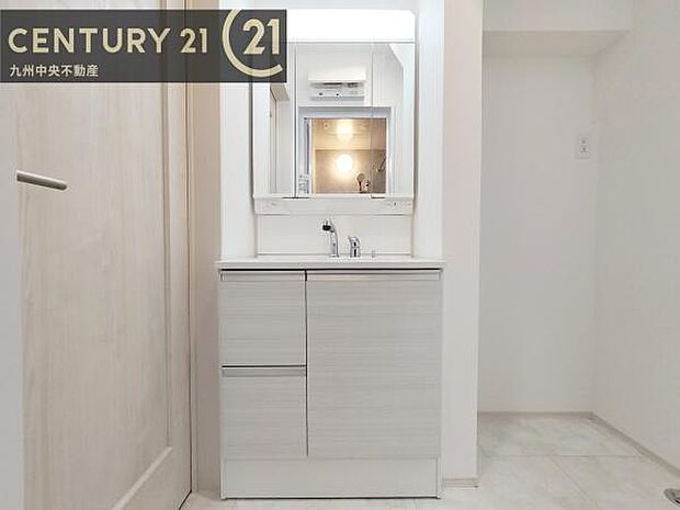 【洗面所】ゆとりの洗面スペースで朝の身支度も快適スムーズに。