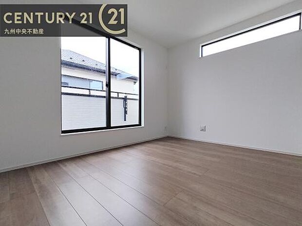 【洋室】開放的なバルコニーに面したお部屋。採光良好な快適空間です。