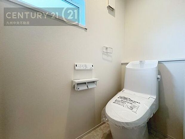 【トイレ】汚れてもサッとひと拭きでお手入れ簡単、エコ仕様の温水洗浄便座付きのトイレです。バリアフリーにも配慮しています。