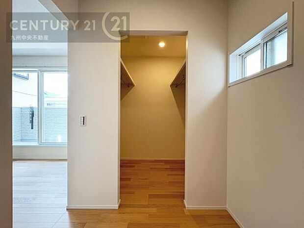 【ウォークインクローゼット】大型収納で片付け安心、生活にゆとりができ、お部屋もスッキリします。