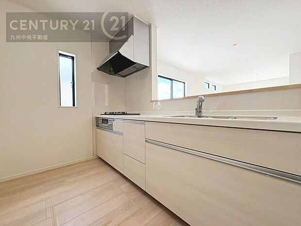 【キッチン】収納スペース・作業スペースが広いシステムキッチンは奥様にうれしいポイント。快適にお料理ができます。