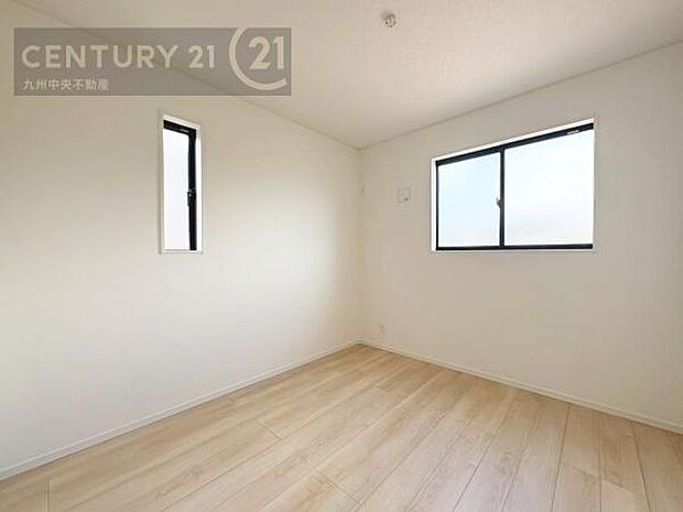 【洋室】家族一人ひとりの大切なプライベート空間。趣味に合わせて使って頂けるようシンプルに仕上げてあります。