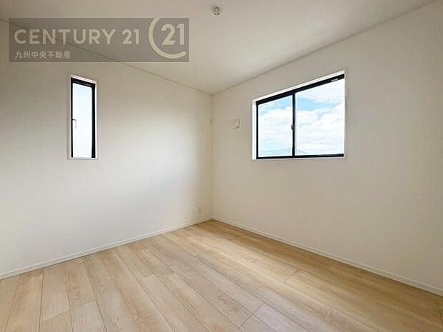 【洋室】2面採光を確保したお部屋。爽やかな風を感じて起きる朝は、快適生活の始まりに。