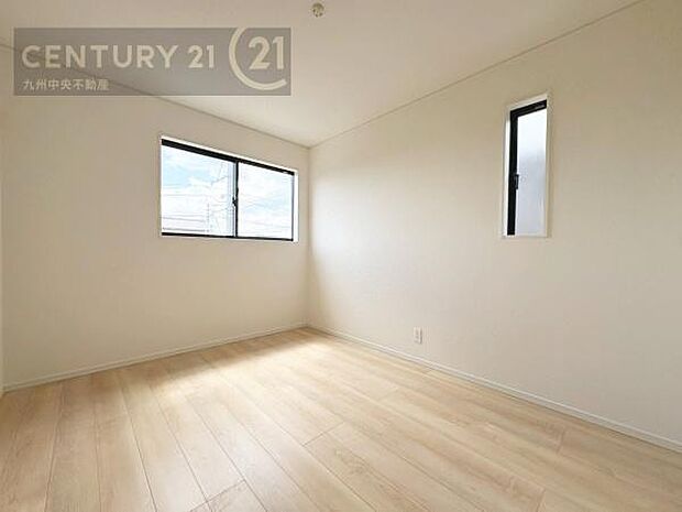 【洋室】2面採光を確保したお部屋。爽やかな風を感じて起きる朝は、快適生活の始まりに。