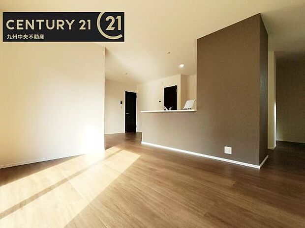 【リビング】暖かな光が包み込んでくれるLDKは家族みんなが自然と集まってくる場所。快適でゆったり寛げる空間となっています。