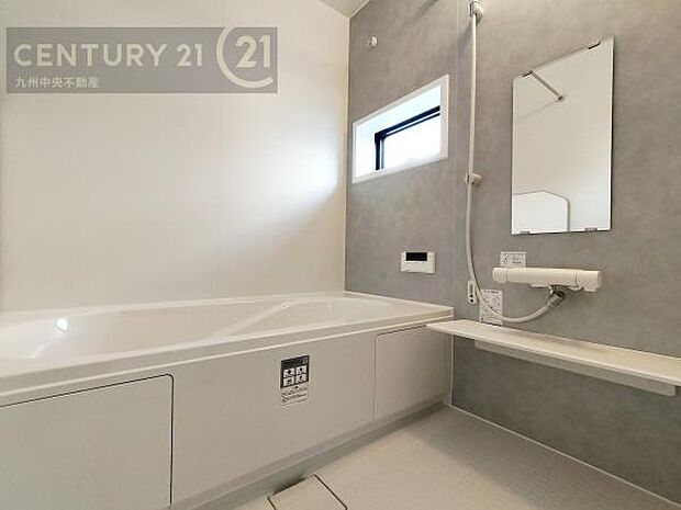 【ユニットバス】浴室暖房乾燥機付きで雨の日が多い梅雨の時期も安心です。また、冬のヒートショック対策としても活躍します。