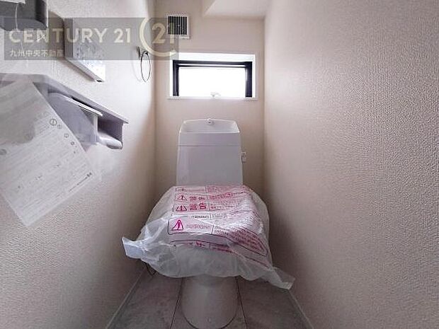 【トイレ】汚れてもサッとひと拭きでお手入れ簡単、エコ仕様の温水洗浄便座付きのトイレです。バリアフリーにも配慮しています。