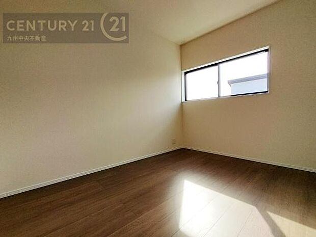 【洋室】家族一人ひとりの大切なプライベート空間。趣味に合わせて使って頂けるようシンプルに仕上げてあります。