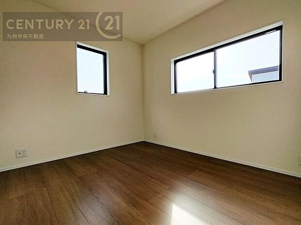 【洋室】2面採光を確保したお部屋。爽やかな風を感じて起きる朝は、快適生活の始まりに。