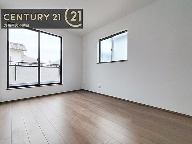 【洋室】開放的なバルコニーに面したお部屋。採光良好な快適空間です。